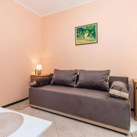 1 Bedroom In Apartment *